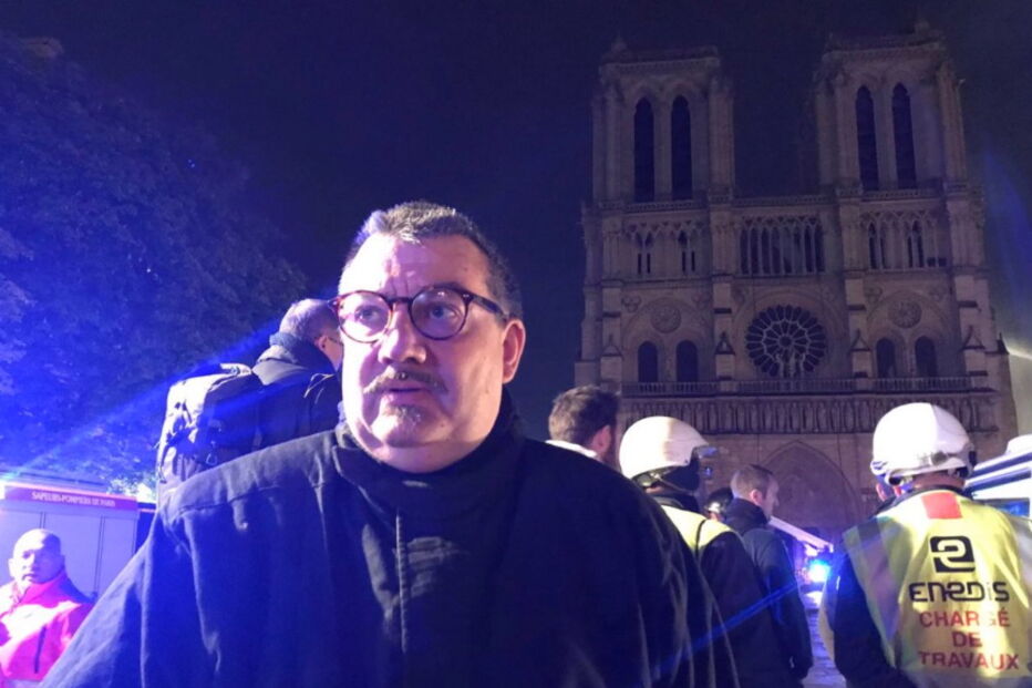 O padre “destemido” que salvou relíquias de uma Notre Dame a arder