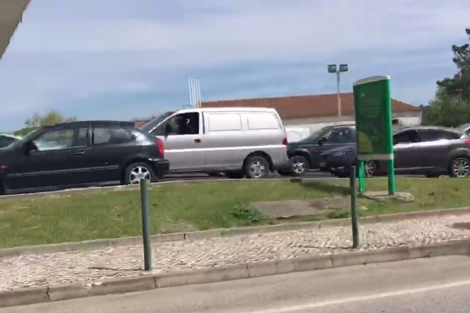 Filas intermináveis nas bombas de combustível param estradas de Portugal