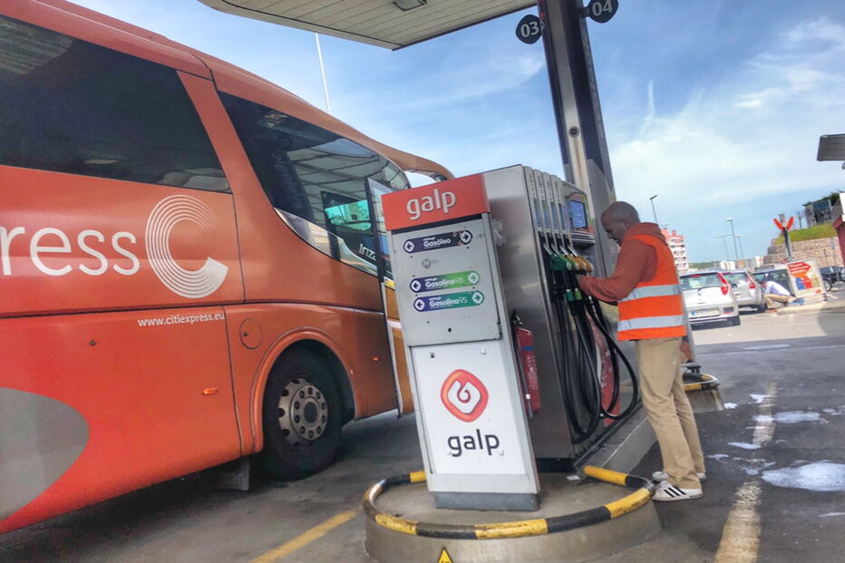 Filas nas bombas de combustível param estradas de Portugal