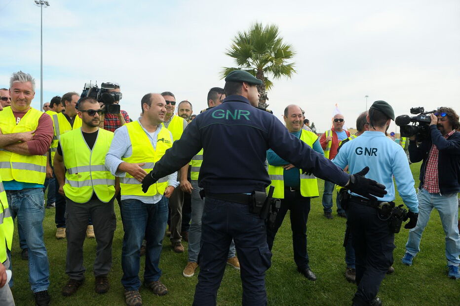 Concentração de motoristas durante greve nacional leva a intervenção da GNR