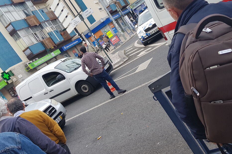 Atropela mulher e criança de quatro anos e põe-se em fuga