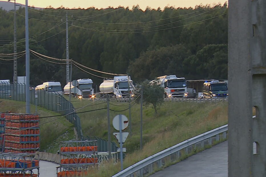 Camiões com combustível escoltados pela GNR a caminho do Aeroporto de Lisboa 