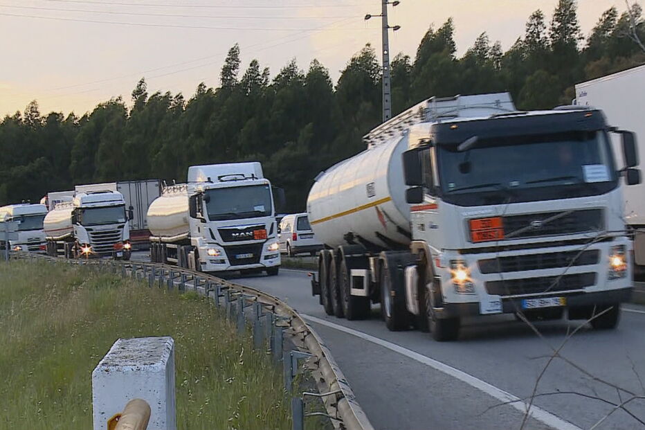 Camiões com combustível escoltados pela GNR a caminho do Aeroporto de Lisboa 