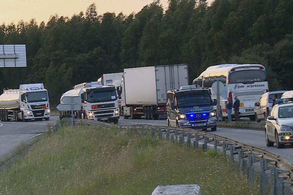 Camiões com combustível escoltados pela GNR a caminho do Aeroporto de Lisboa 
