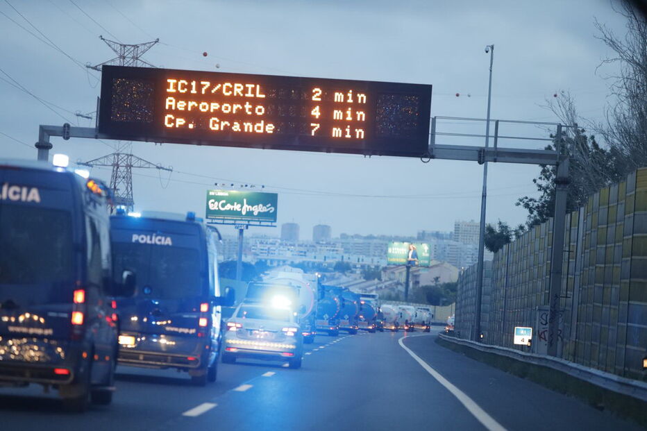 Camiões com combustível escoltados pela GNR até ao Aeroporto de Lisboa 