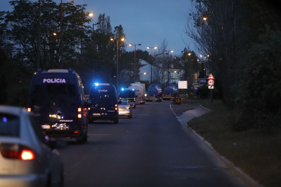 Camiões com combustível escoltados pela GNR até ao Aeroporto de Lisboa 