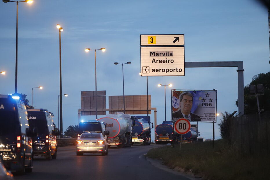 Camiões com combustível escoltados pela GNR até ao Aeroporto de Lisboa 