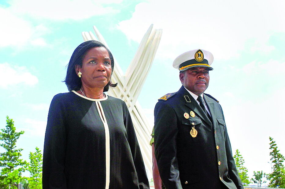 Ministra está em Luanda e visitou o Monumento ao Soldado Desconhecido