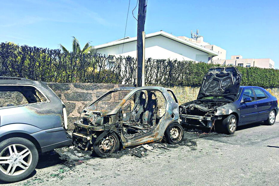 Arguida incendiou um carro e o fogo propagou-se a duas outras viaturas, há um ano, junto à Estrada da Circunvalação