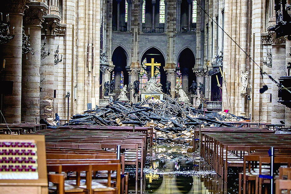 Cruz e altar da nave principal da catedral de Notre- -Dame ficaram intactos, quase como por milagre 