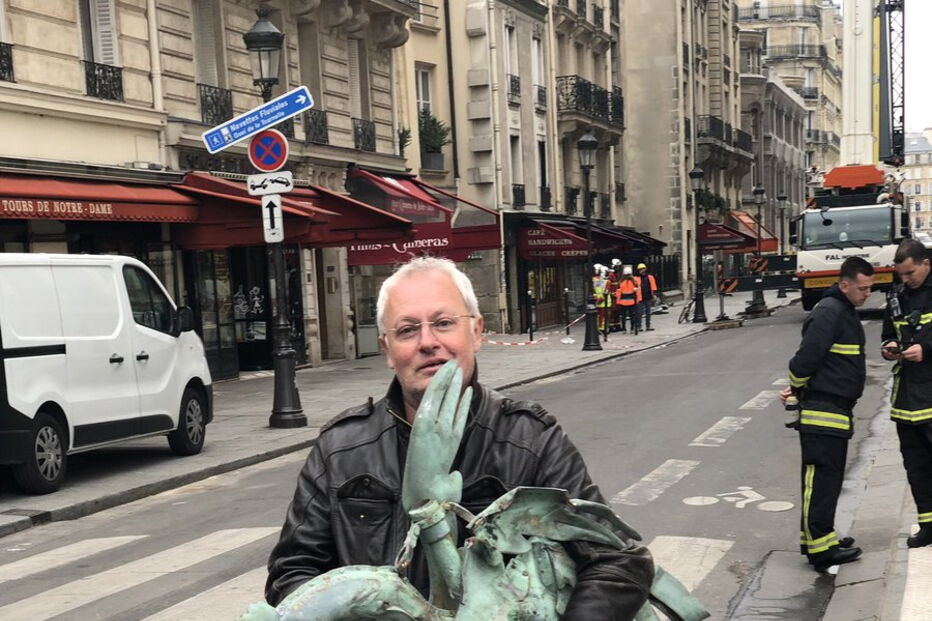 Encontrada estátua que estava no topo do pináculo de Notre-Dame que ruiu com as chamas 