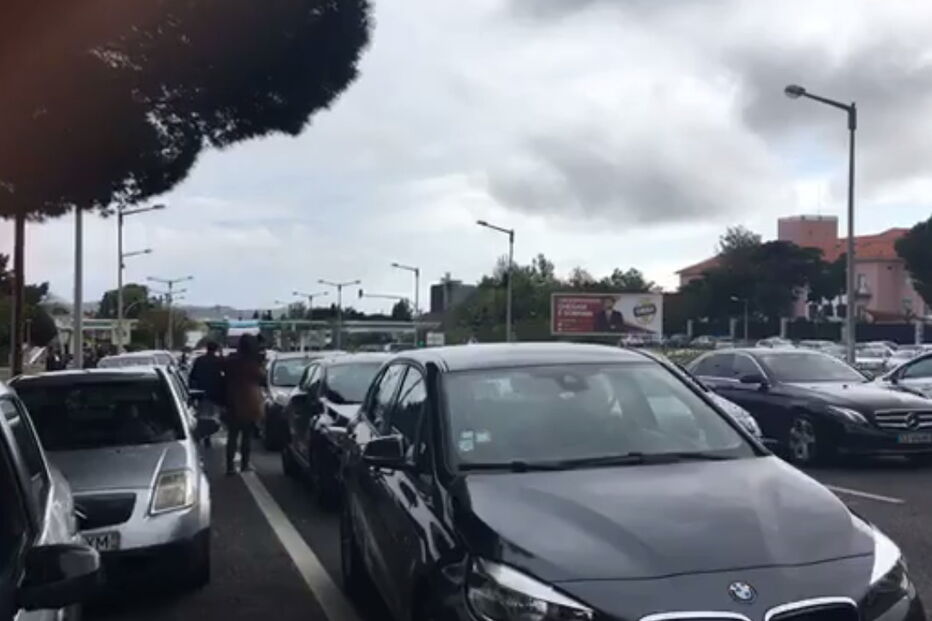 Grandes filas nas bombas de gasolina do Restelo para abastecer