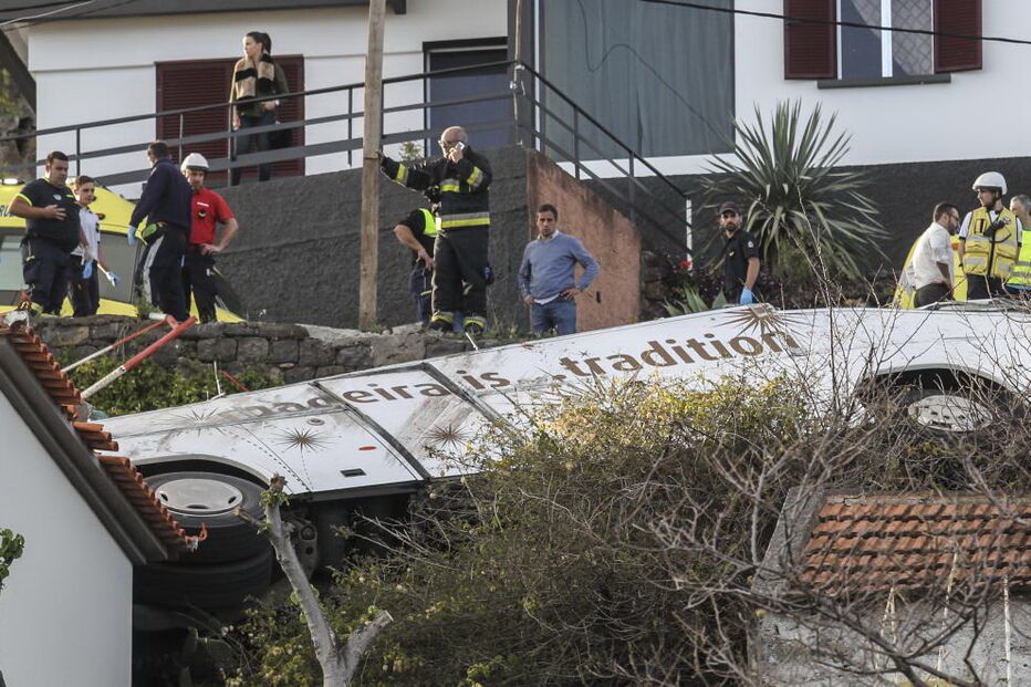 Autocarro com 57 passageiros caiu de ribanceira na Madeira