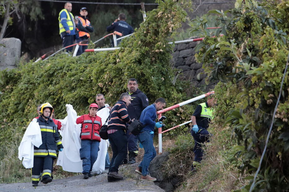 Autocarro com 57 passageiros caiu de ribanceira na Madeira
