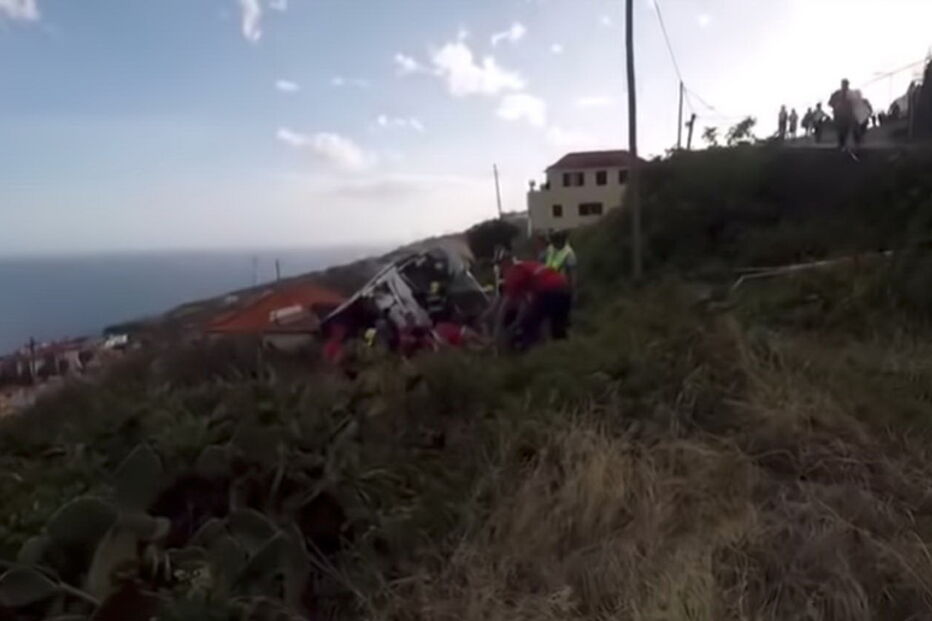Autocarro com 57 passageiros caiu de ribanceira na Madeira