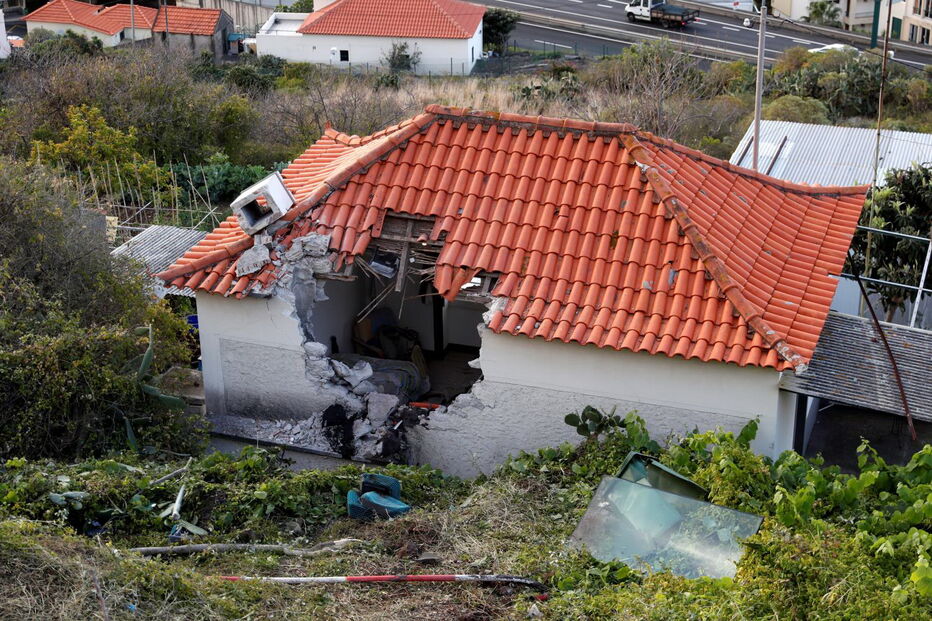 Autocarro cai sobre casa e mata 29 pessoas na Madeira