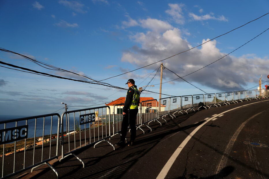 Autocarro cai sobre casa e mata 29 pessoas na Madeira