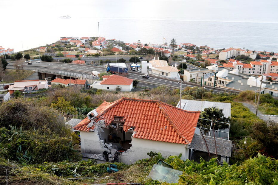 Autocarro cai sobre casa e mata 29 pessoas na Madeira