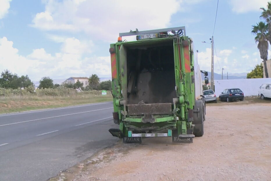 Homem em estado grave após ser esmagado entre viatura de recolha de lixo e carro em Faro