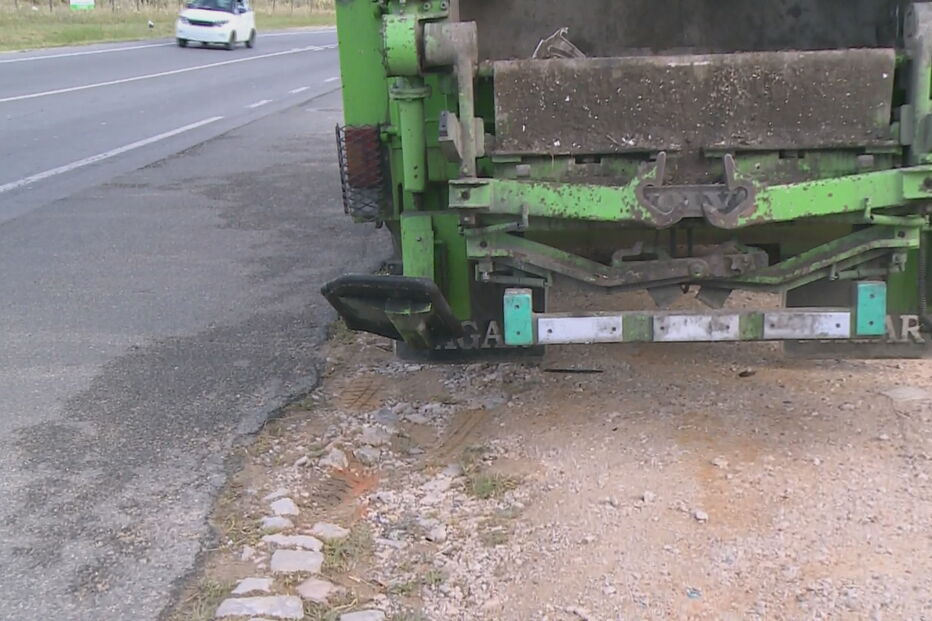 Homem em estado grave após ser esmagado entre viatura de recolha de lixo e carro em Faro