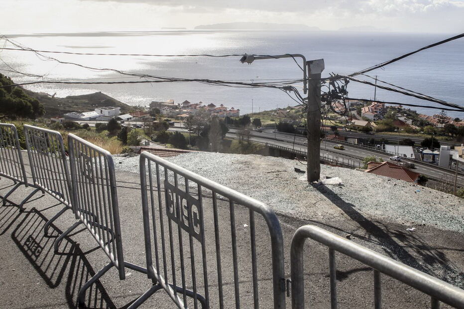 Autocarro cai sobre casa e mata 29 pessoas na Madeira