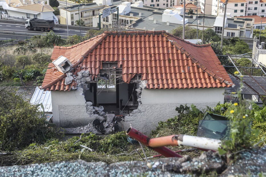 Autocarro caiu sobre casa e matou 29 pessoas na Madeira