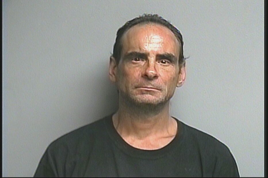  Homem leva iguana debaixo de blusa e atira-a a gerente de restaurante