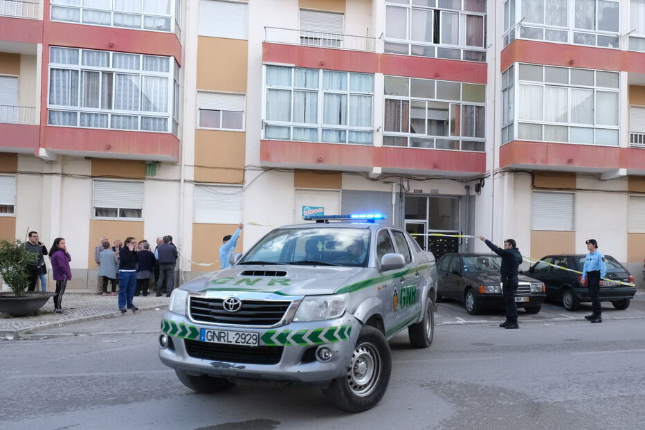 Idoso de 86 anos dispara contra vizinho em prédio no Pinhal Novo