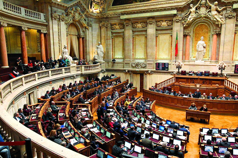 Deputados do PSD juntam-se aos do CDS e apresentam proposta para chumbar plano orçamental para quatro anos