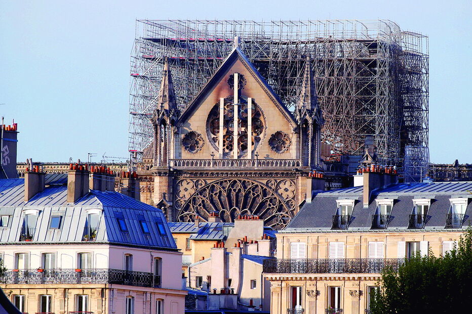 Estrutura da catedral continua muito frágil após o fogo e autoridades estão preocupadas com eventuais derrocadas 
