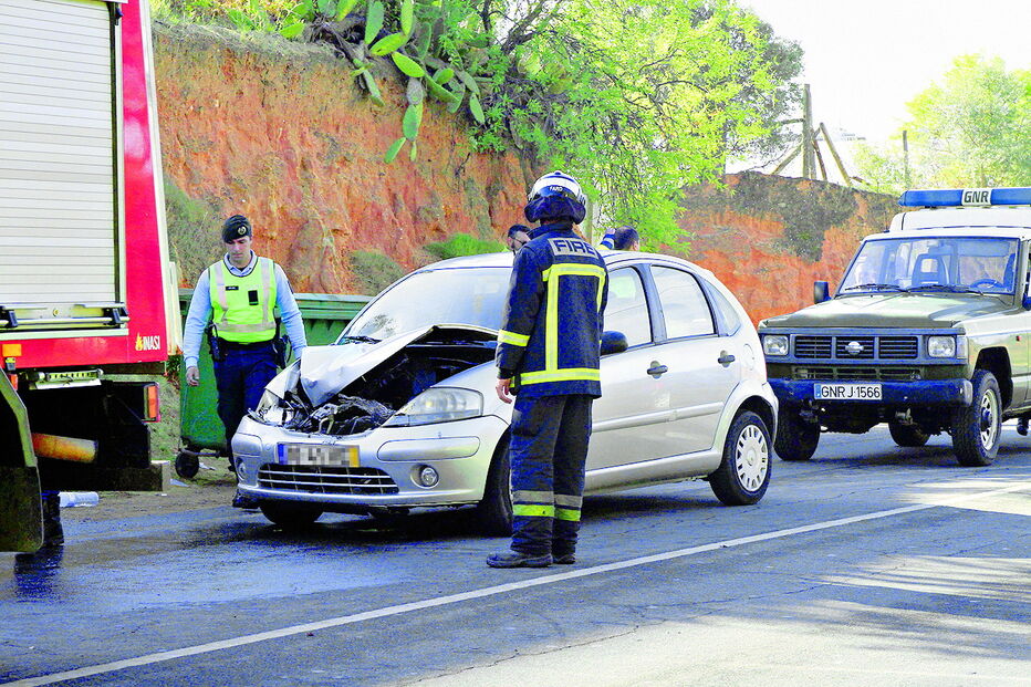 Acidente aconteceu por volta das 08h30 na EN2, à saída de Faro, quando o carro embateu no camião do lixo