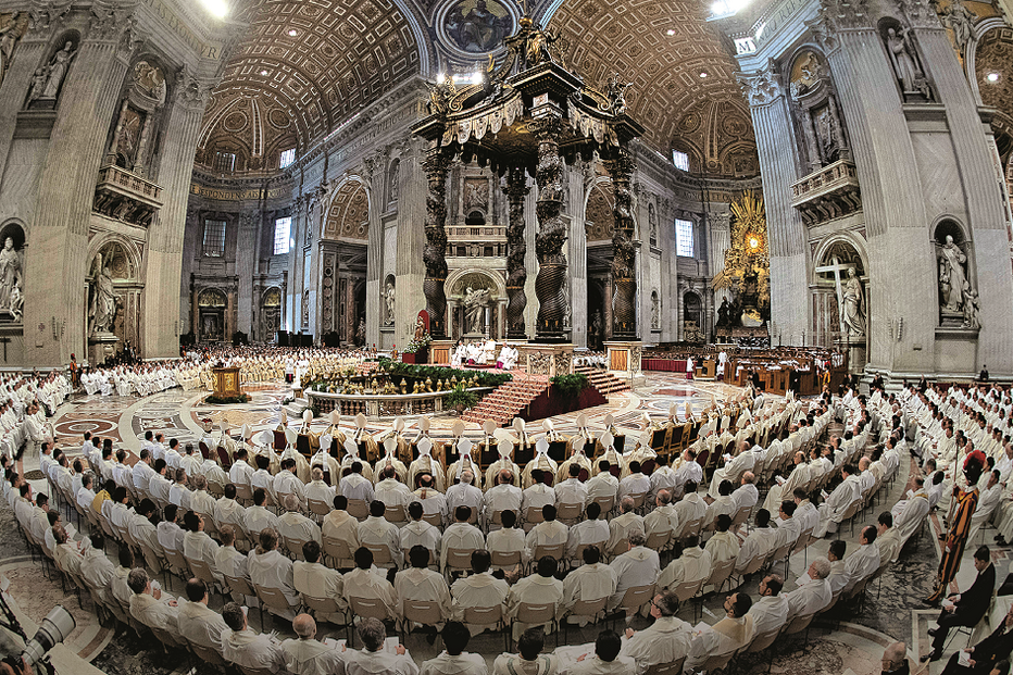 Missa Crismal na Basílica de São Pedro juntou dezenas de sacerdotes 
