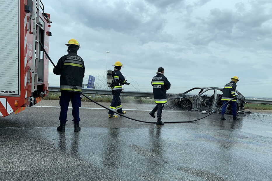 Carro destruído pelas chamas na A12 à saída da Ponte Vasco da Gama