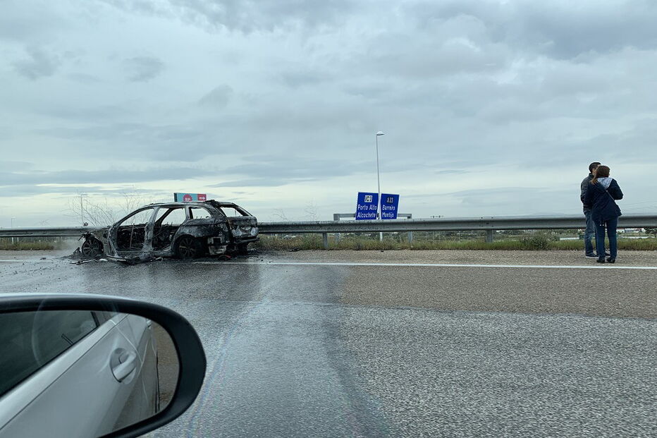 Carro destruído pelas chamas na A12 à saída da Ponte Vasco da Gama