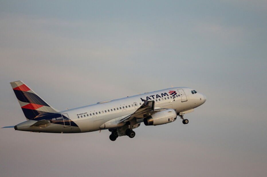 Menino de 12 anos sozinho e sem bilhete viaja de avião no Brasil. Ninguém se apercebeu