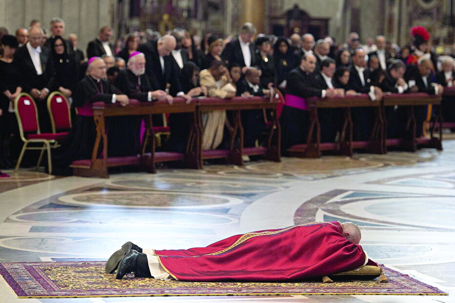 Início da celebração da Paixão do Senhor, no Vaticano, foi marcada pelo momento em que o Papa Francisco permaneceu prostrado de rosto por terra   