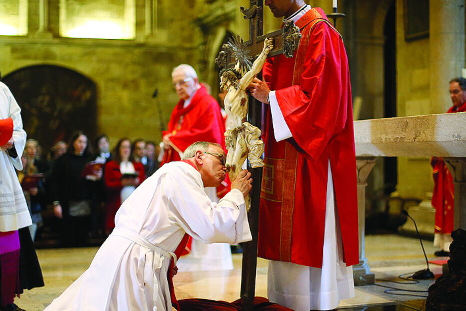 D. Manuel Clemente no momento de adoração da Cruz na Sé de Lisboa    