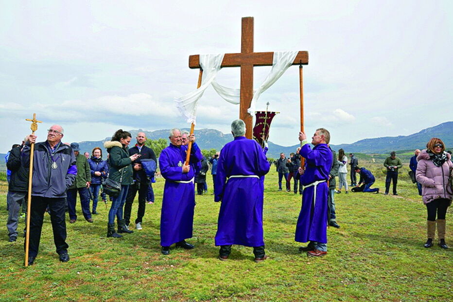 Espanha. Em S. Vicente de la Sonsierra  os fiéis assinalaram a sexta-feira santa  com a procissão da penitência   