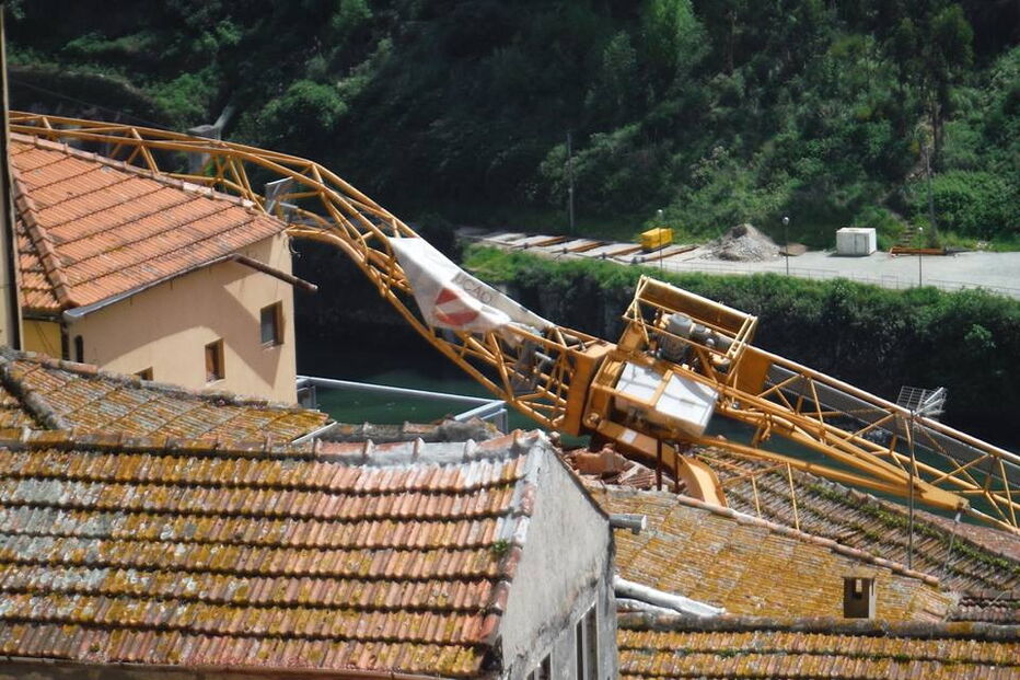 Grua cai e danifica quatro casas no centro do Porto