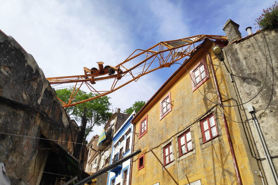  Grua cai e danifica casas no centro do Porto
