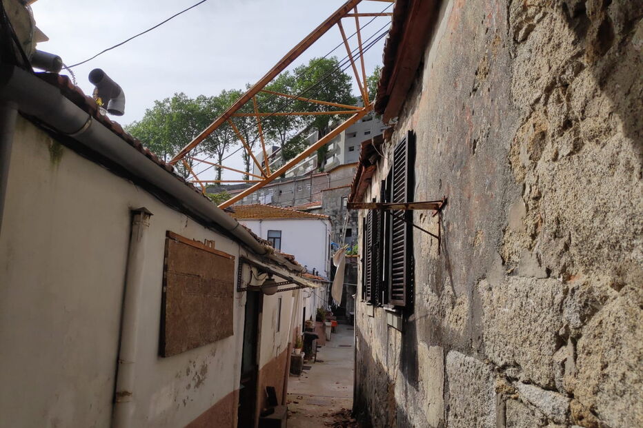  Grua cai e danifica casas no centro do Porto