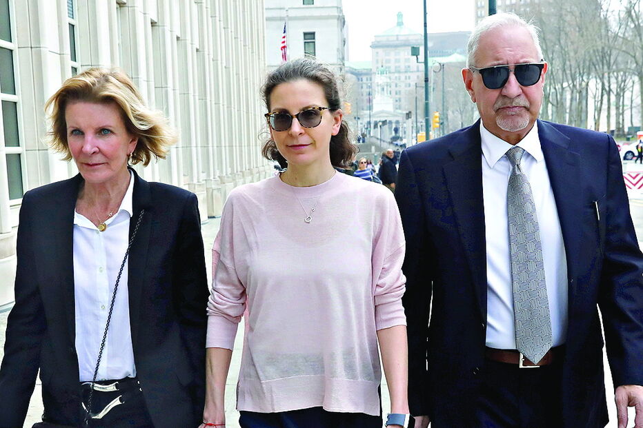 Clare Bronfman à chegada ao Tribunal de Brooklyn, onde foi ouvida 