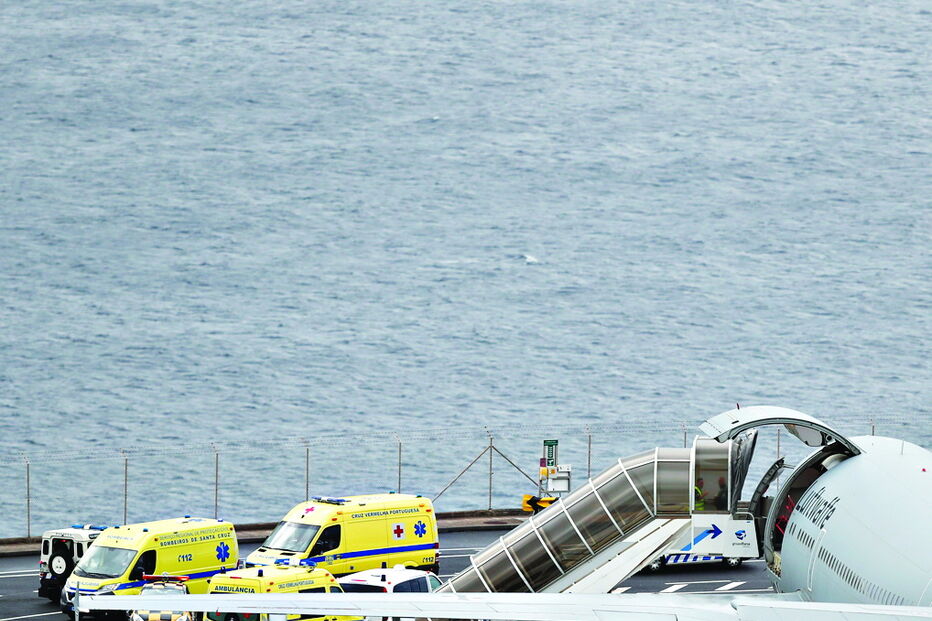 Ambulâncias transportaram os feridos para o aeroporto do Funchal     