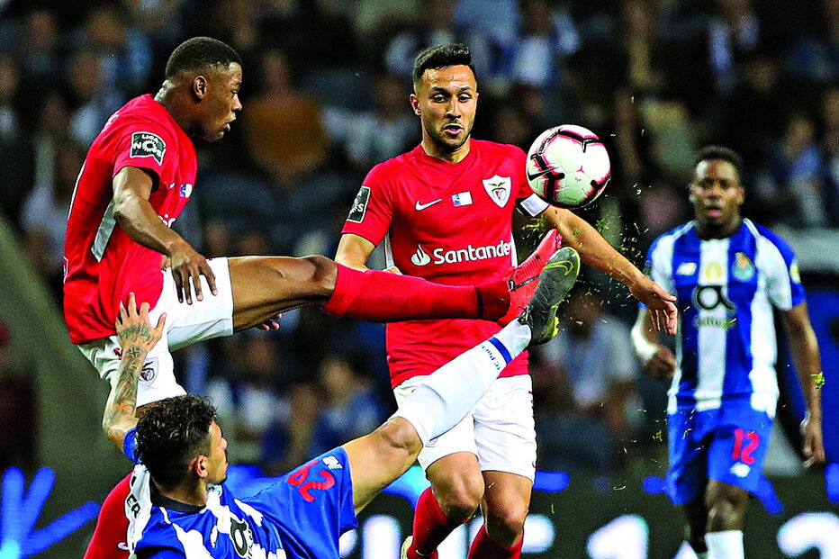 Soares (FC Porto) no chão, tenta discutir o lance com Kaio Pantaleão e Osama Rashid 