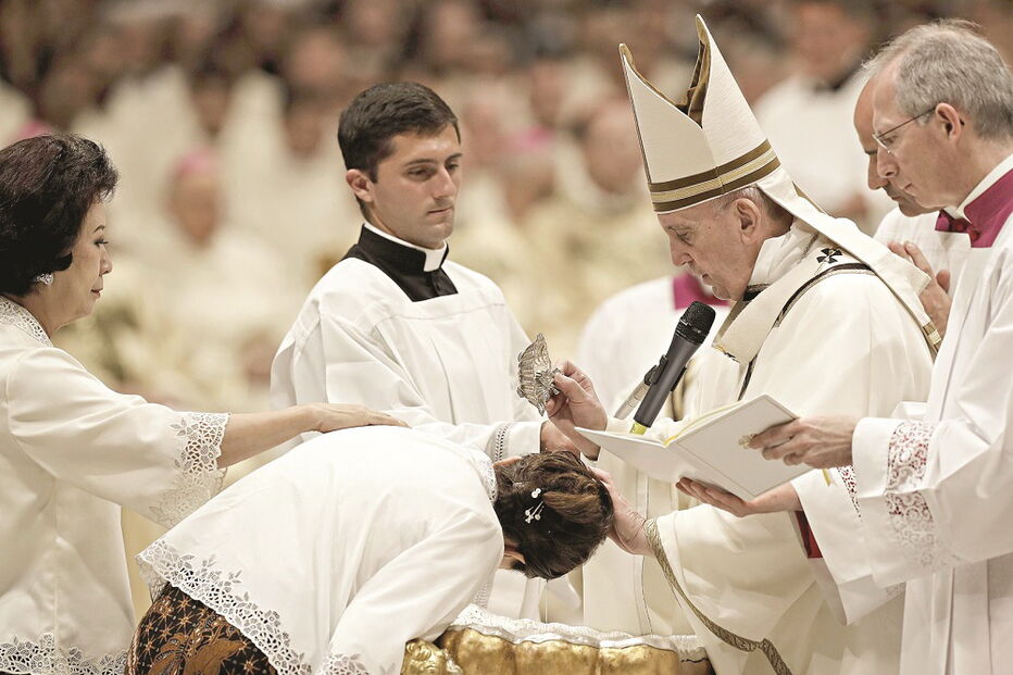 Francisco batizou oito adultos na Vigília Pascal