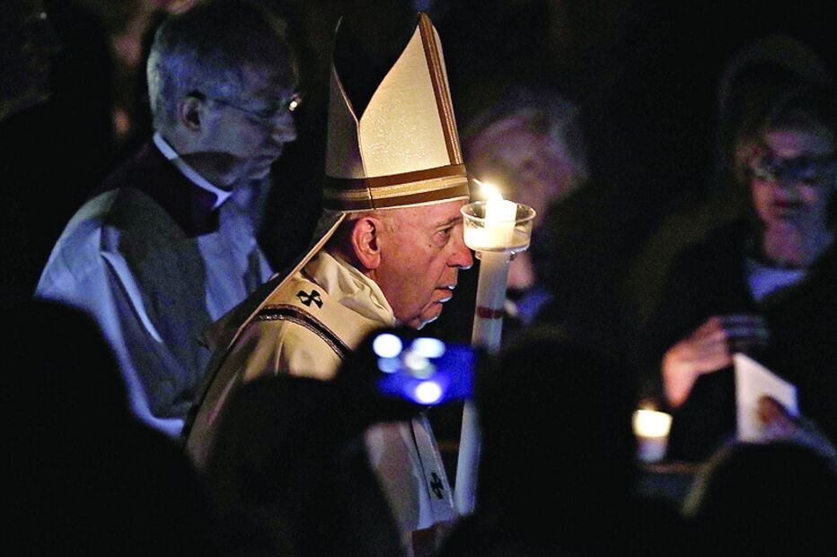 Momento da entrada do Papa na Basílica de S. Pedro  