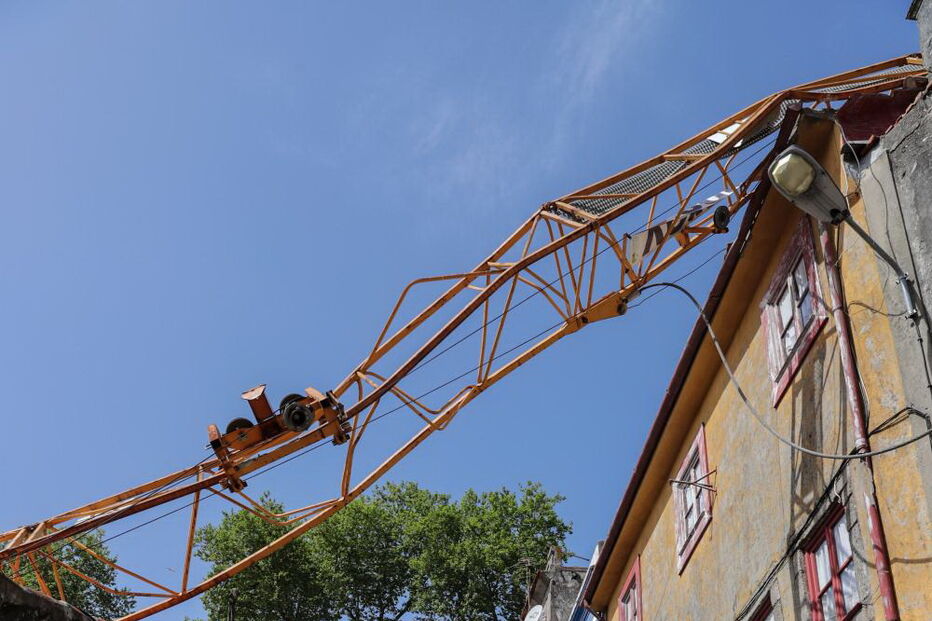 Grua danifica casas no Porto