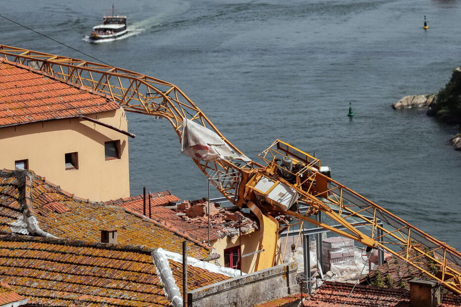 Grua danifica casas no Porto