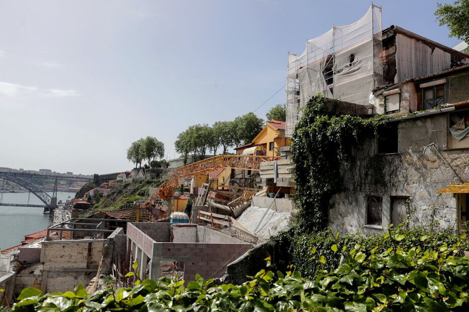 Grua danifica casas no Porto