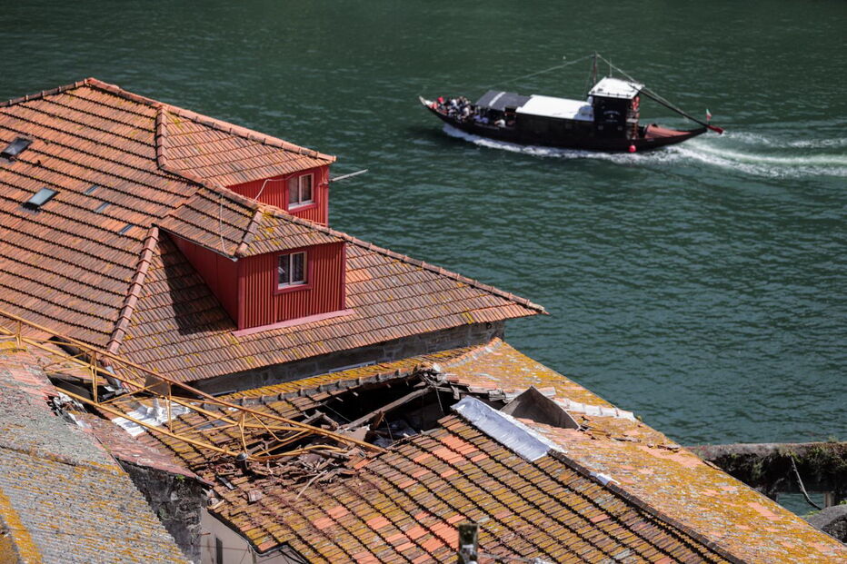 Grua danifica casas no Porto